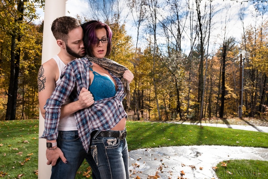 Gorgeous nerdy trans kiss and teases a stranger at the park - XXXonXXX - Pic 14