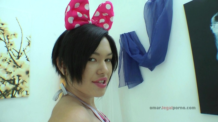 Raven haired slut fills her ass with some w - XXX Dessert - Picture 1