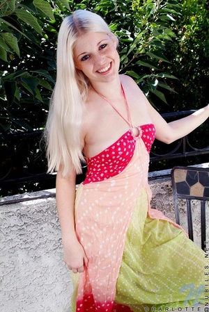 Gaudy blonde wearing pink rd and green l - Picture 2