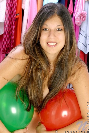 Delightful brunette covered with colorfu - Picture 6