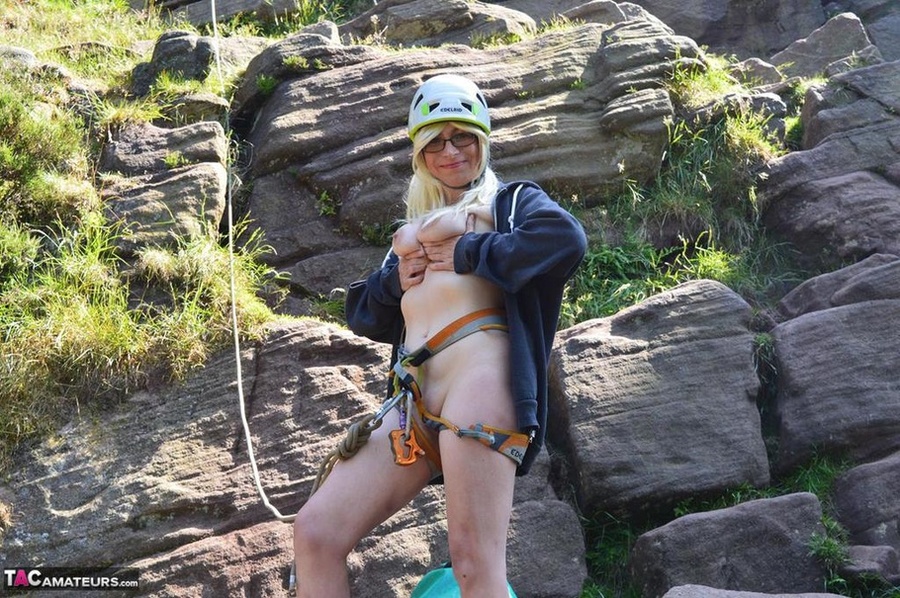 Blonde cougar poses nude in the outdoors, before sucking a guy's dong - XXXonXXX - Pic 2