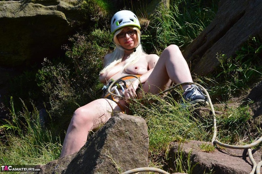 Blonde cougar poses nude in the outdoors, before sucking a guy's dong - XXXonXXX - Pic 8