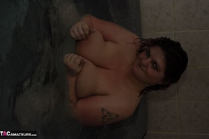 Two big breasted BBWs are sharing a hot bath together while being filmed - Picture 5