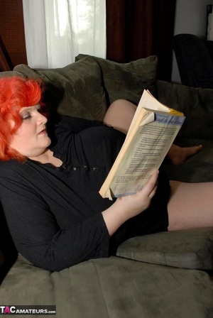 Redhead BBW bitch fingers her gaping twat, while reading a book - Picture 4