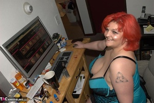 Chubby redhead with huge set of boobs is masturbating in front of a computer - Picture 3