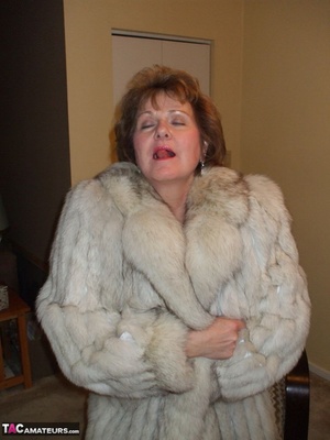 Lusty mature slut is wearing a fur coat while sucking a dick - Picture 2