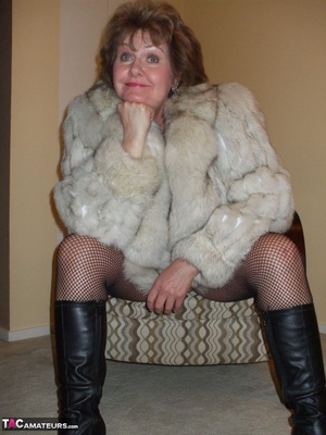 Lusty mature slut is wearing a fur coat while sucking a dick - Picture 7