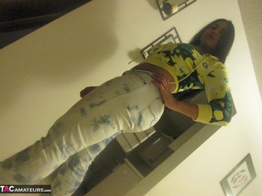 Latin stunner poses in tight clothes, before revealing her amazing ass - XXXonXXX - Pic 4