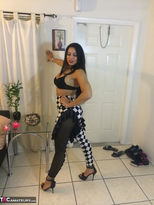 Stunning Latina is wearing sexy leggings that make her ass look fantastic - Picture 11