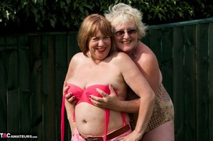 Two fat mature sluts are posing naked, before making out passionately - Picture 9