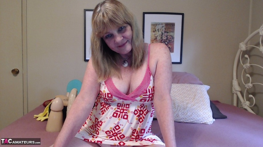 Busty milf teases with her nice ass and pussy in front of a webcam - XXXonXXX - Pic 1
