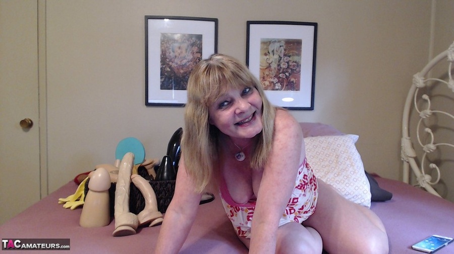 Busty milf teases with her nice ass and pussy in front of a webcam - XXXonXXX - Pic 6