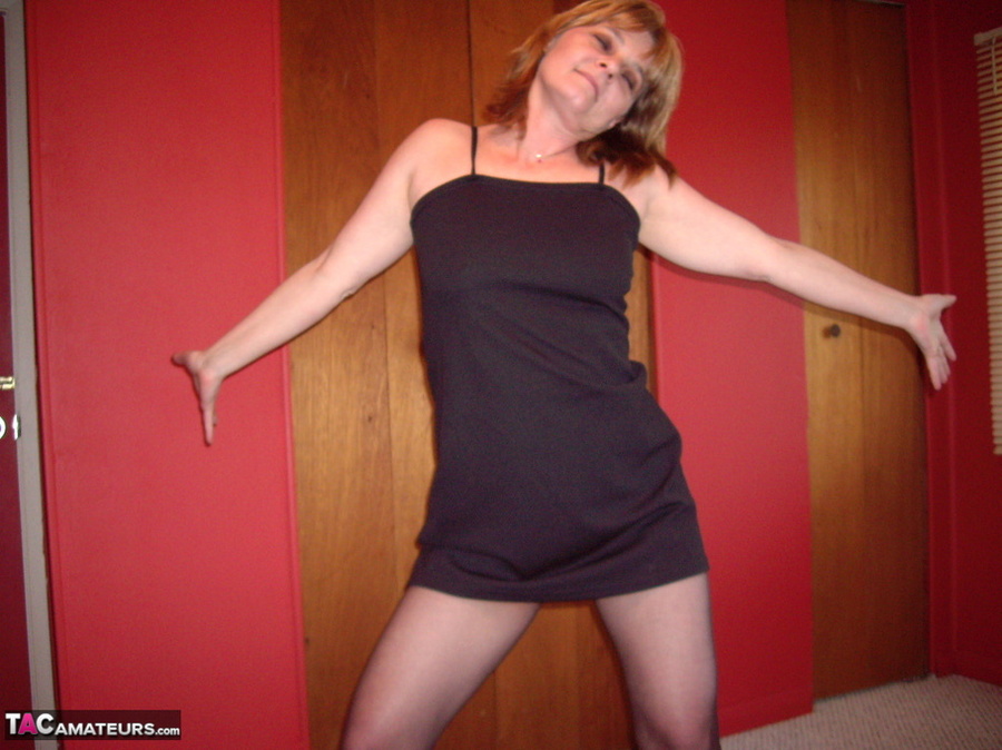 This pale saggy breasted slut fingers her wet pussy as she relishes the moment - XXXonXXX - Pic 4