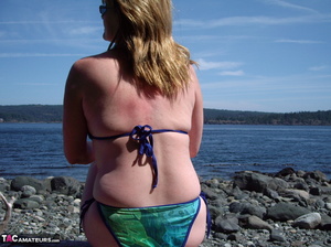 This blonde tramp in a bikini shows off her slutty body as she poses beach-side - Picture 6