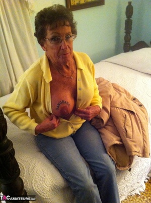 This tattooed slut, with short hair, shows off her wrinkly body - Picture 6