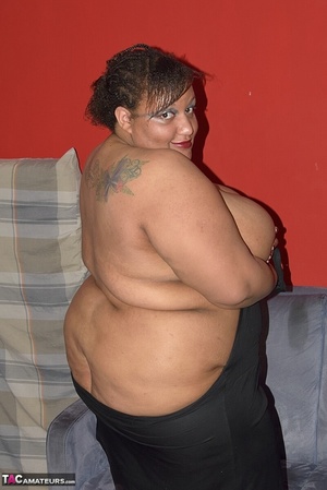 This fat whore, with black nails, shows off her rolls and shaved pussy - Picture 17