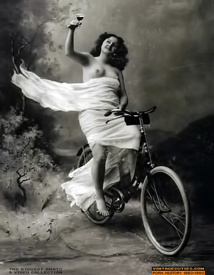 She poses topless, on a bike, while hold - Picture 4