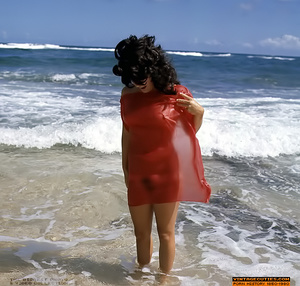 Luring brunette in red mesh scarf and bl - Picture 3