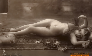 Vintage beauties show their sexiness by  - Picture 3