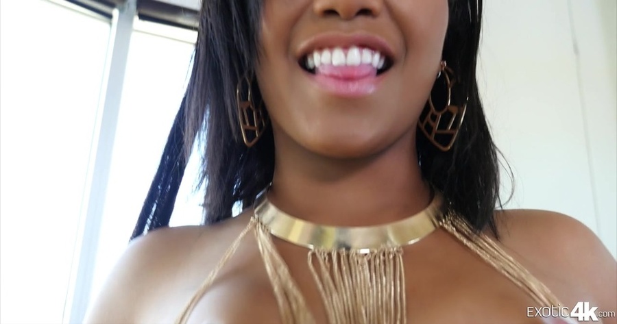 Black bitch uses her two hands in wanking a - XXX Dessert - Picture 2