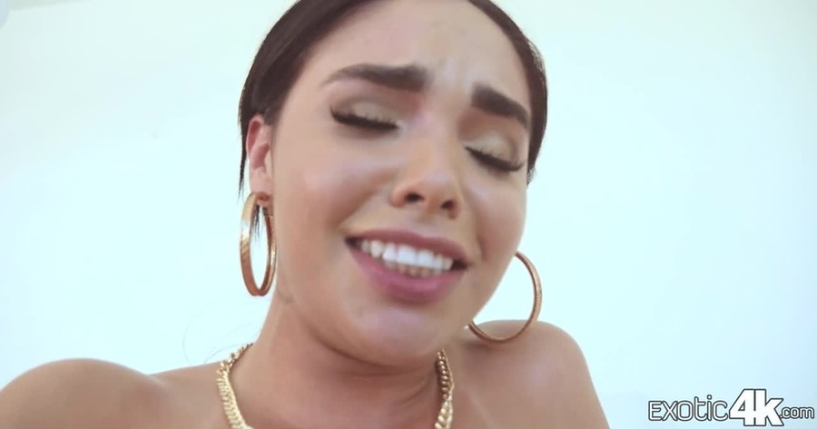 Lucious tanned brunette with sexy eyebrows  - XXX Dessert - Picture 4