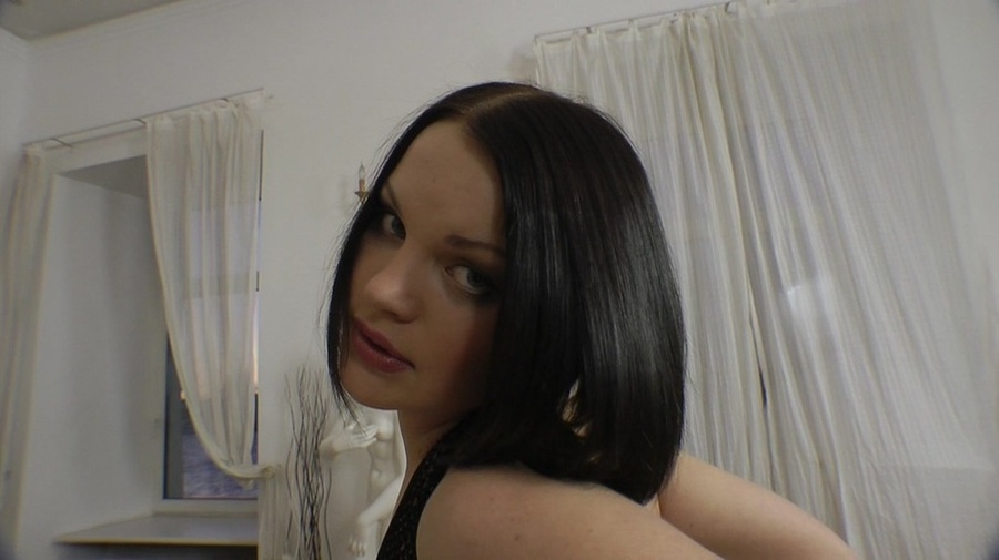 He face fucks this short haired brunette ma - XXX Dessert - Picture 2