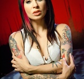 Tattooed brunette in hot shorts, black bra and white top spreads legs