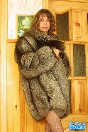Lovely brunette in brown fur coat and bl - Picture 2