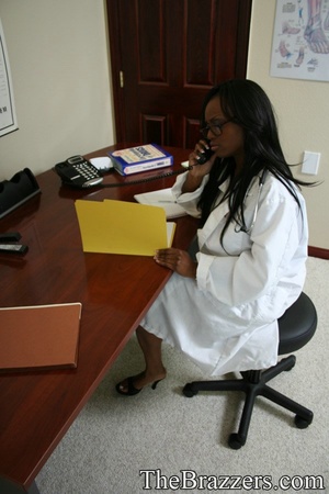 Nerdy ebony physician with big tits took a load on her face - Picture 1