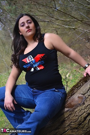 Alluring babe teases with her plus size body in different poses in the woods wearing her black shirt, bra, jeans and shoes. - XXXonXXX - Pic 1