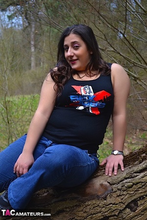 Alluring babe teases with her plus size body in different poses in the woods wearing her black shirt, bra, jeans and shoes. - XXXonXXX - Pic 2