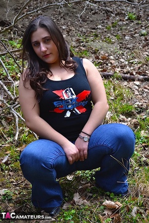 Alluring babe teases with her plus size body in different poses in the woods wearing her black shirt, bra, jeans and shoes. - XXXonXXX - Pic 3
