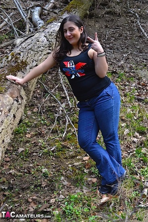 Alluring babe teases with her plus size body in different poses in the woods wearing her black shirt, bra, jeans and shoes. - XXXonXXX - Pic 4