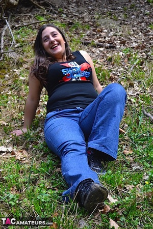 Alluring babe teases with her plus size body in different poses in the woods wearing her black shirt, bra, jeans and shoes. - XXXonXXX - Pic 5