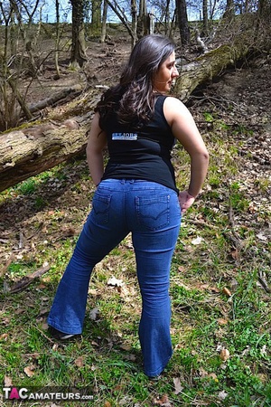 Alluring babe teases with her plus size body in different poses in the woods wearing her black shirt, bra, jeans and shoes. - XXXonXXX - Pic 8