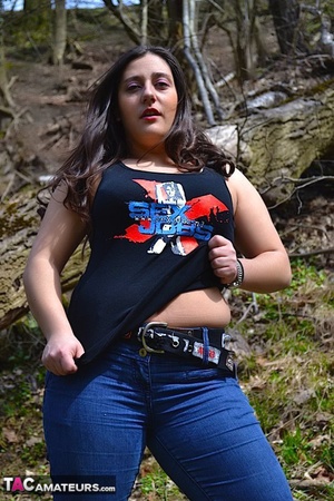 Alluring babe teases with her plus size body in different poses in the woods wearing her black shirt, bra, jeans and shoes. - XXXonXXX - Pic 10