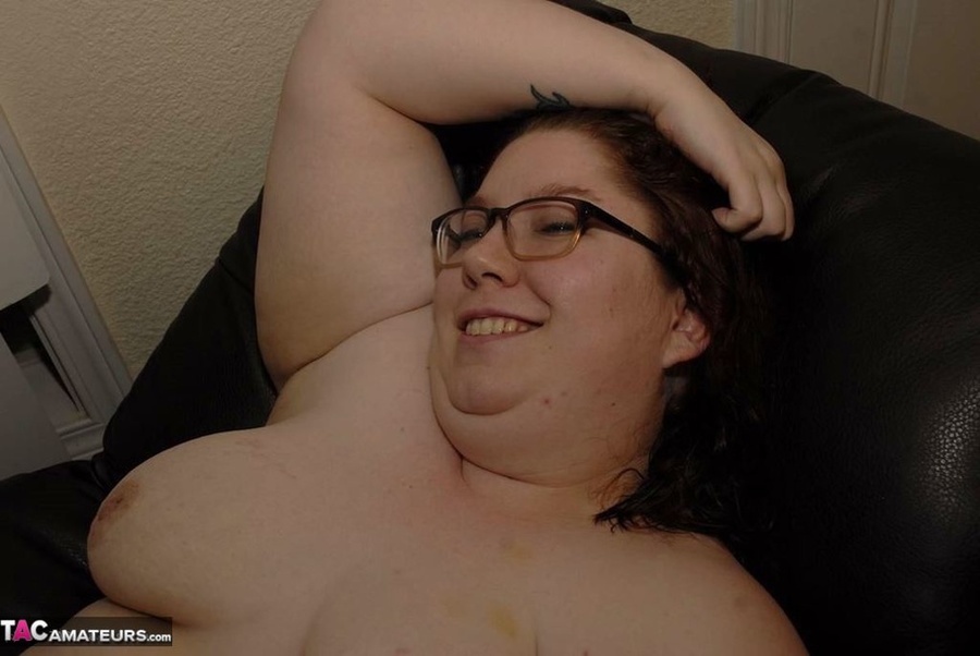 Extra large babe with glasses pose naked an - XXX Dessert - Picture 4