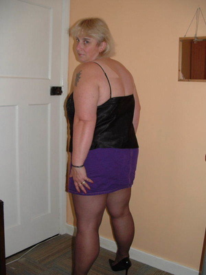 Chubby babe teases with her large body i - Picture 2