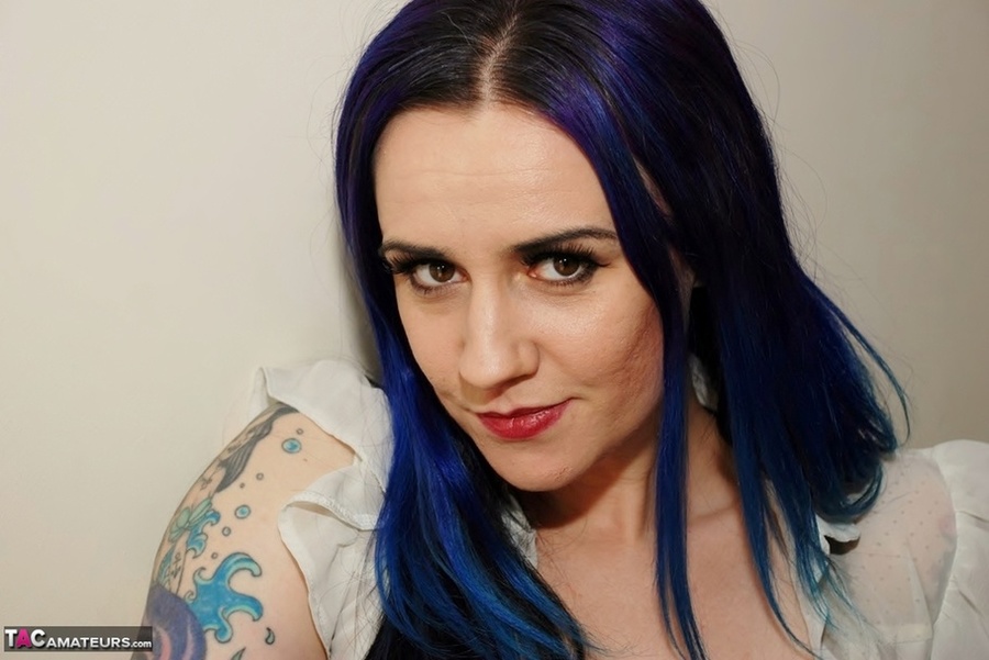 Tattooed babe with purple hair plays her gu - XXX Dessert - Picture 8