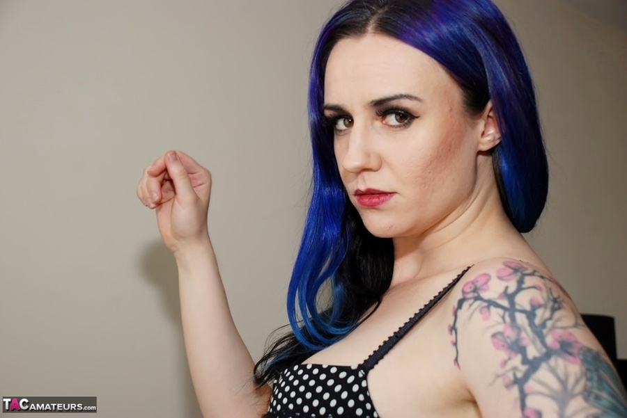 Tattooed babe with purple hair plays her gu - XXX Dessert - Picture 9