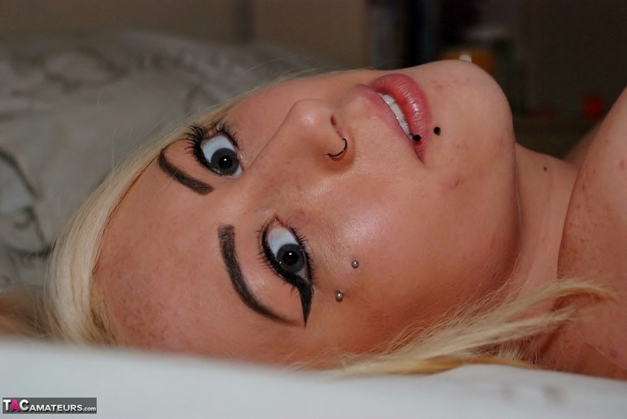 Foxy blonde displays her luscious body on a - XXX Dessert - Picture 19