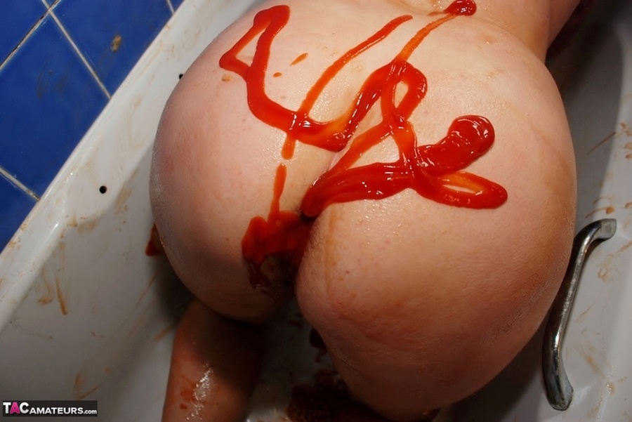 Chubby babe lays down naked in a tub and ex - XXX Dessert - Picture 17