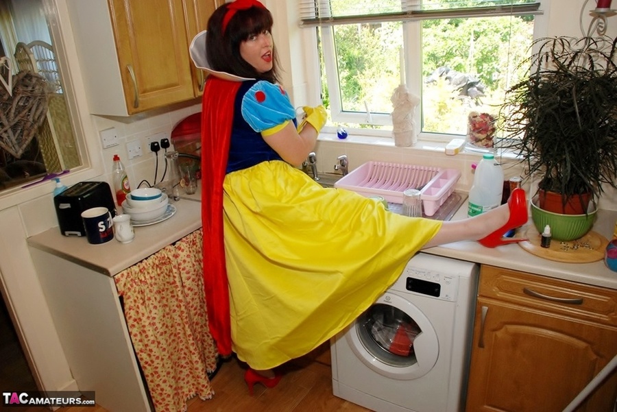 Cute babe pose with her alluring body in mu - XXX Dessert - Picture 4