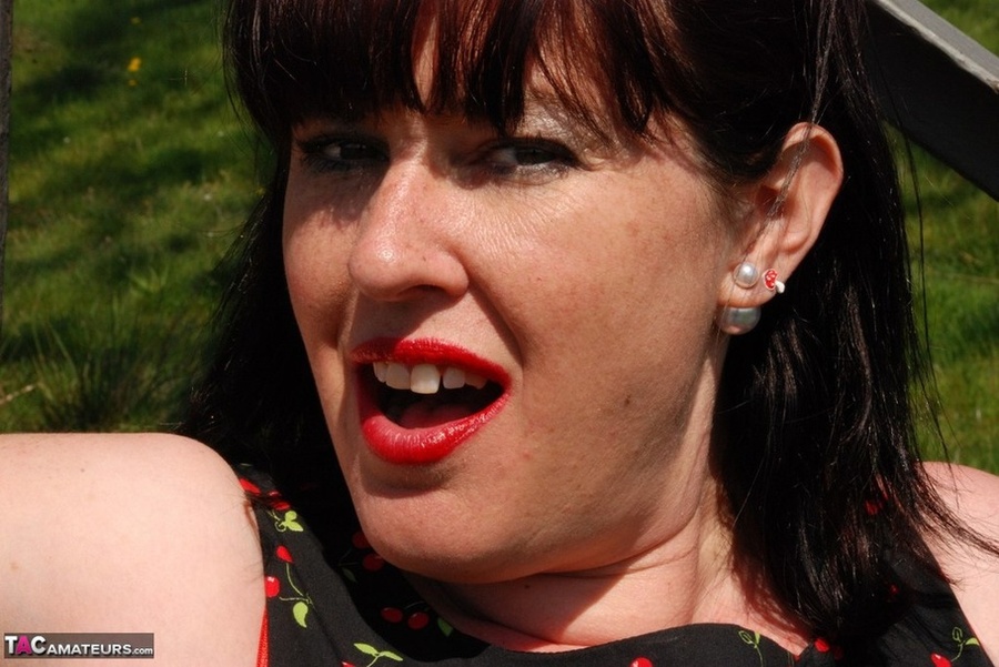 Cute hottie takes off her black, red and gr - XXX Dessert - Picture 6