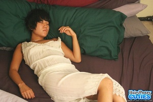 Black haired asian in white peignoir and - Picture 4