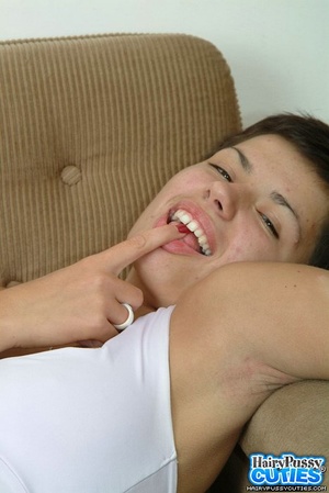 Short hair brunette with red nails took off blue jeans and white top before exposing her hairy twat on the couch - Picture 2