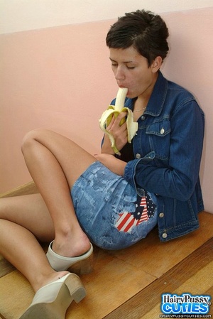Jeans outfit dressed brunette eating banana before undressing and fingering her hairy fuck holes - Picture 7