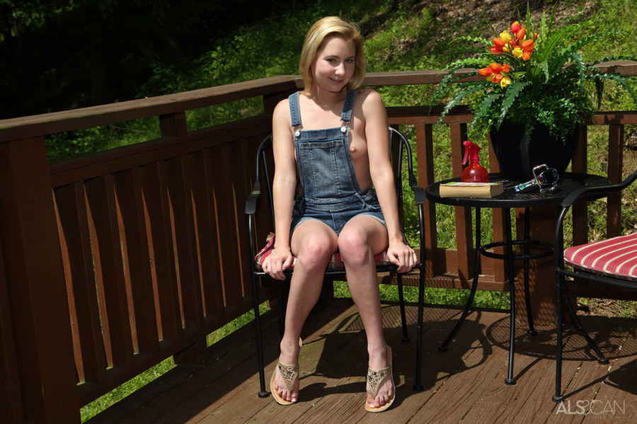 Small boobed blonde in jeans outfit and yel - XXX Dessert - Picture 6