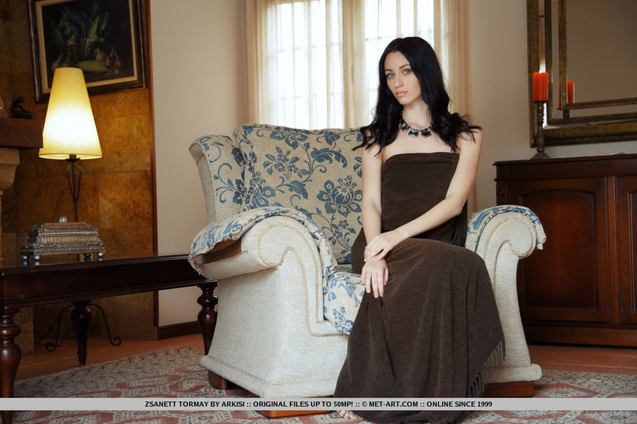 Black haired stunner with blue eyes and sma - XXX Dessert - Picture 1