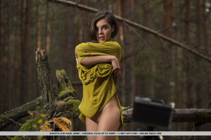Short haired brunette in long green dres - Picture 10